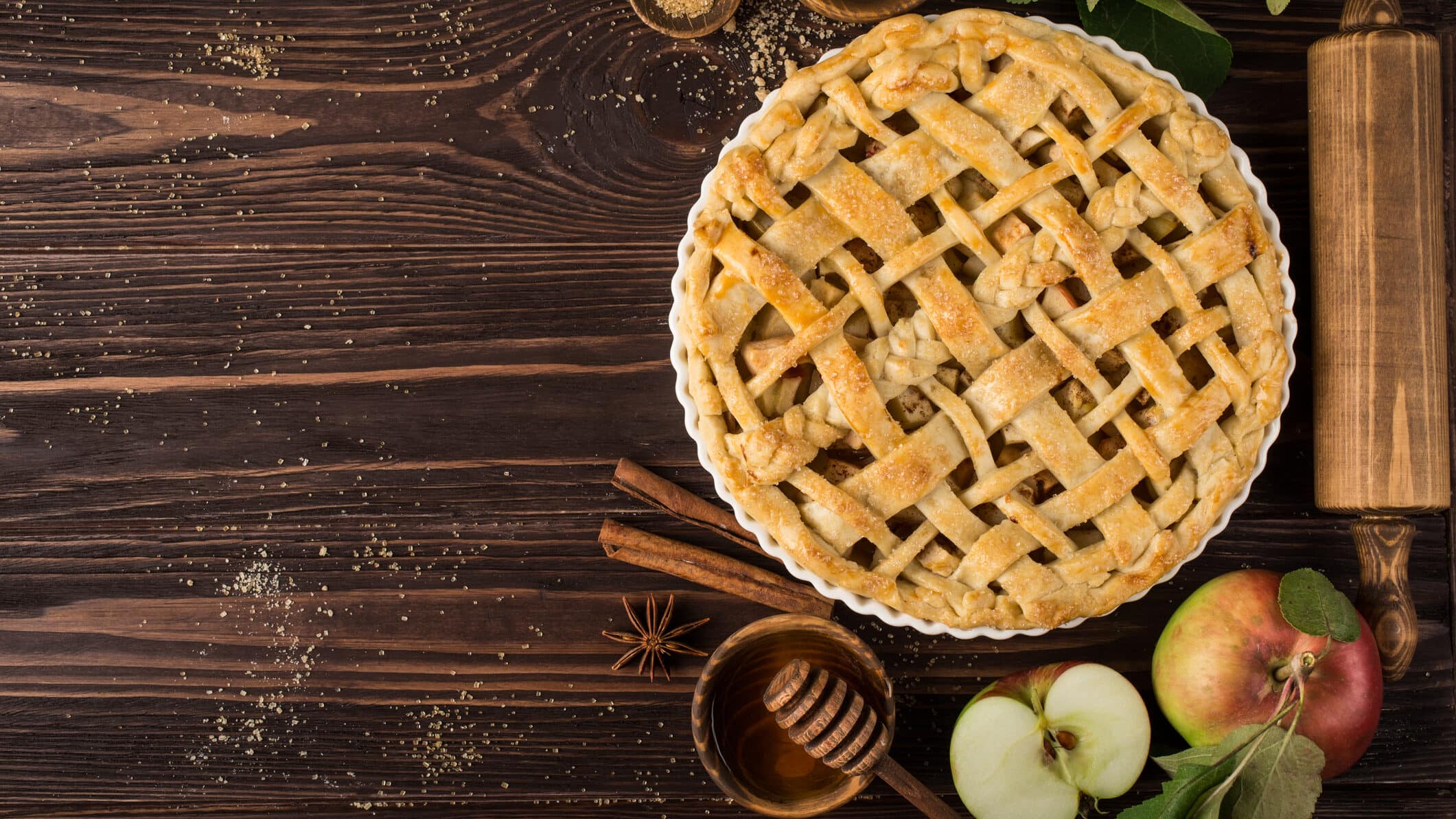 Apple Pie nach amerikanischem Rezept auf Holzuntergrund von oben