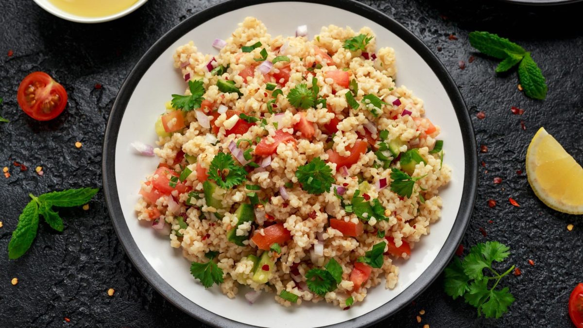 Couscous-Salat auf Teller