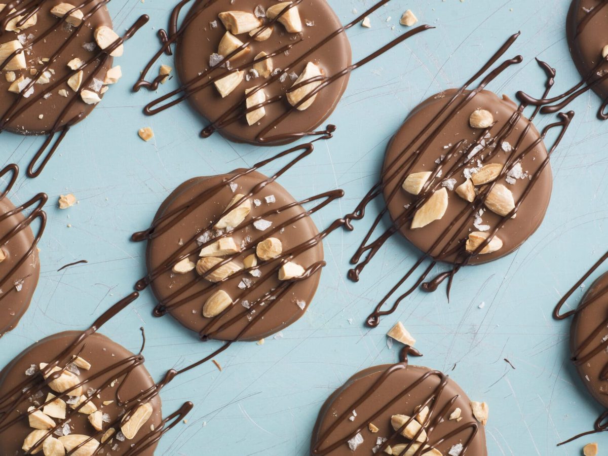 Frische Schokoladenkekse mit Minzfüllung vor blauem Hintergrund
