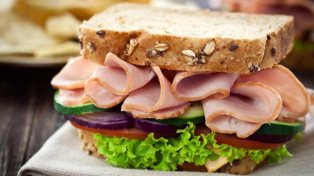 Puten-Sandwich mit knackigem Gemüse: Perfekt zum Tag des Sandwiches ...