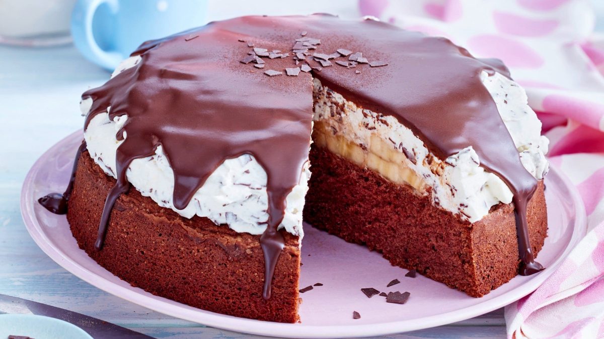 Schoko-Torte mit Bananen: Ein wahrer Kuchen-Traum - EAT CLUB