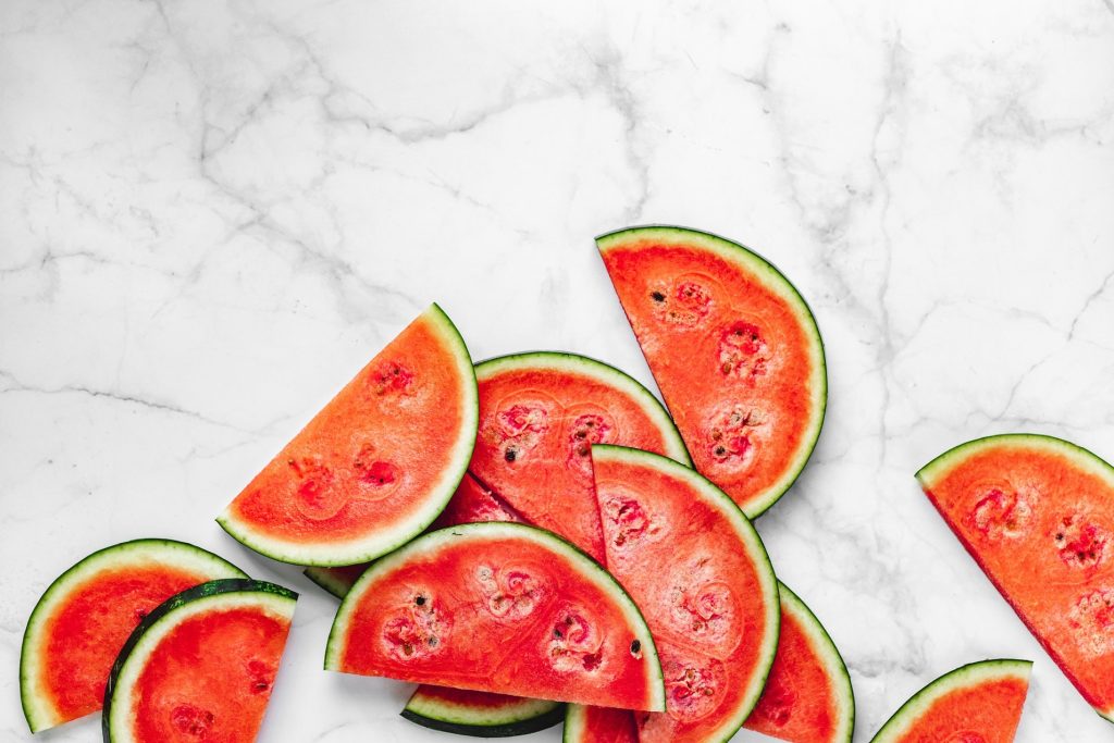 Abnehmen mit Melonen: frische Wassermelonen-Scheiben auf Marmortisch