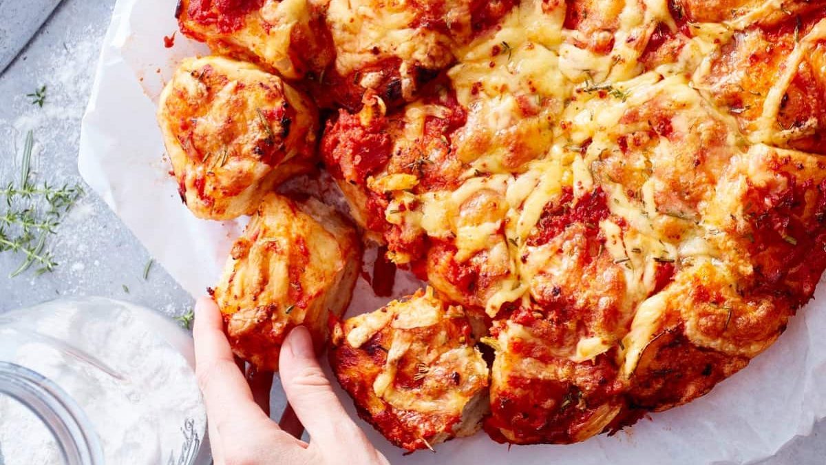 Bei diesem köstlichen Fingerfood wird jeder schwach: Bubble-up-Pizza zum Abzupfen! / Foto: Isabell Triemer