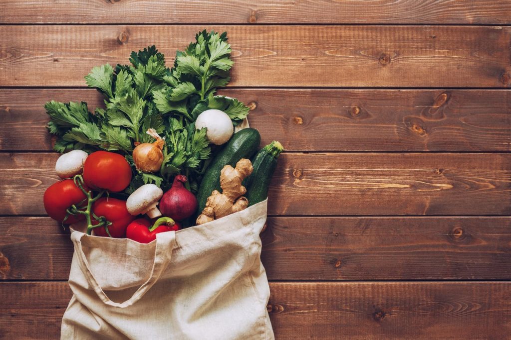Clean Eating: ein Jutebeutel mit einer Auswahl an Gemüse in der Draufsicht.