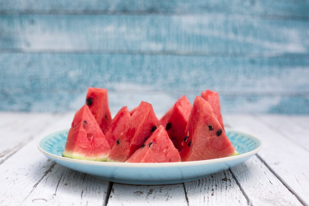 Abnehmen mit Melone: ein Teller mit Melonenscheiben.