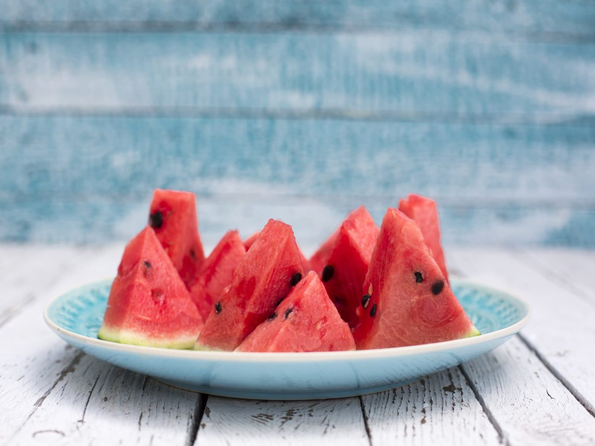 Abnehmen mit Melone: ein Teller mit Melonenscheiben.