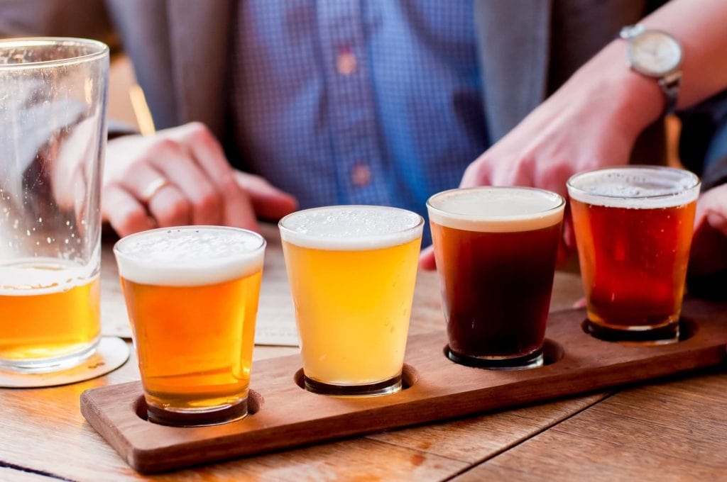 Verschiedene Sorten Bier stehen zum Verkosten auf einem Tisch