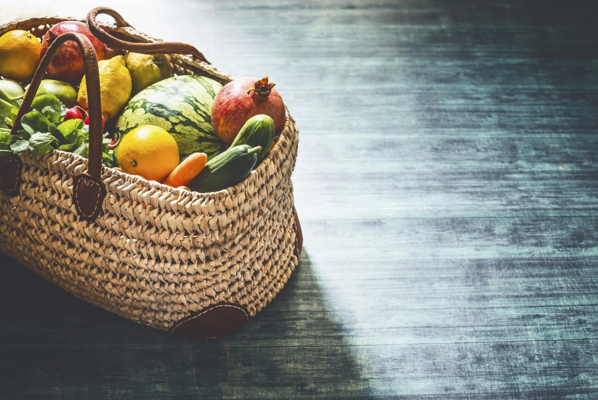 Dirty Dozen: Eine Einkauftasche aus Korb gefüllt mit einer Vielzahl unterschiedlichem Obst und Gemüse