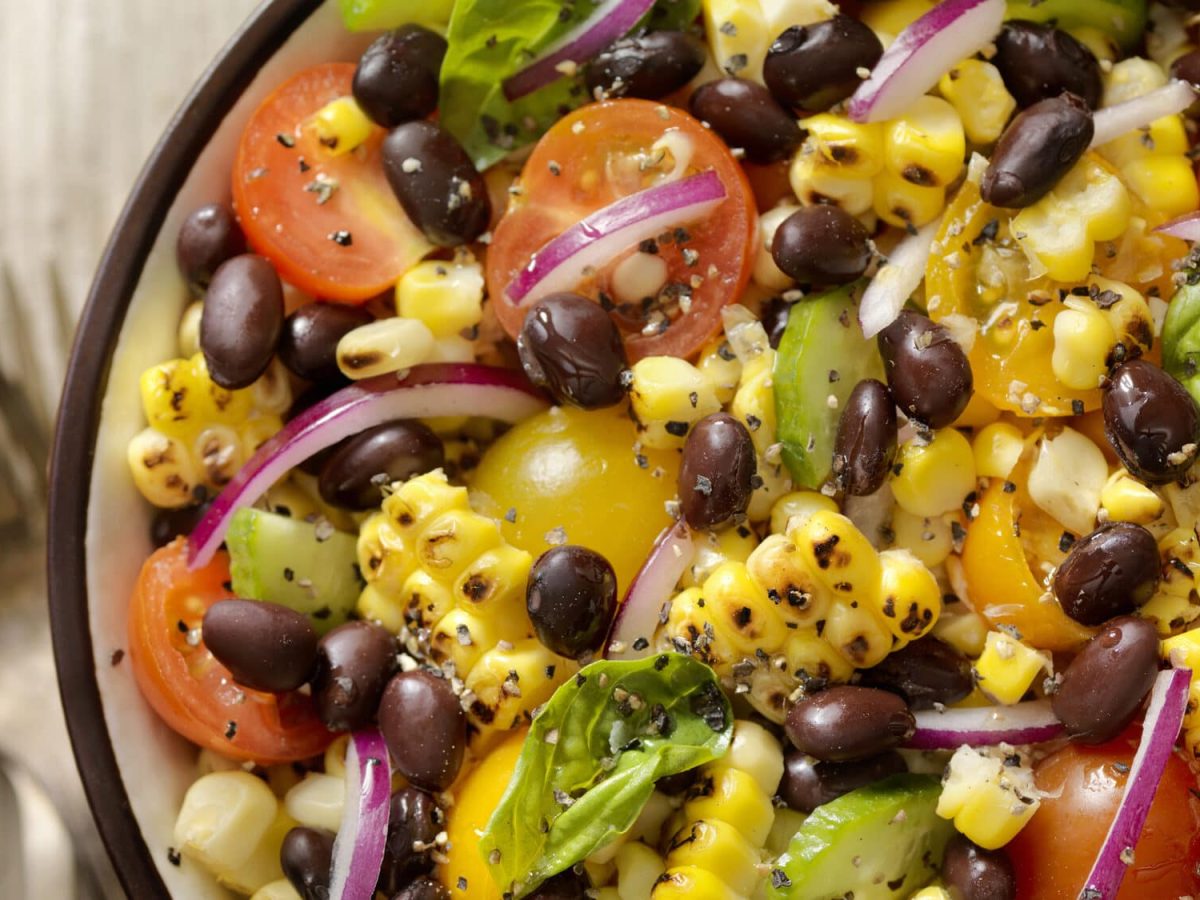 Veganer Maissalat mit Kidneybohnen, Tomaten und Zwiebeln