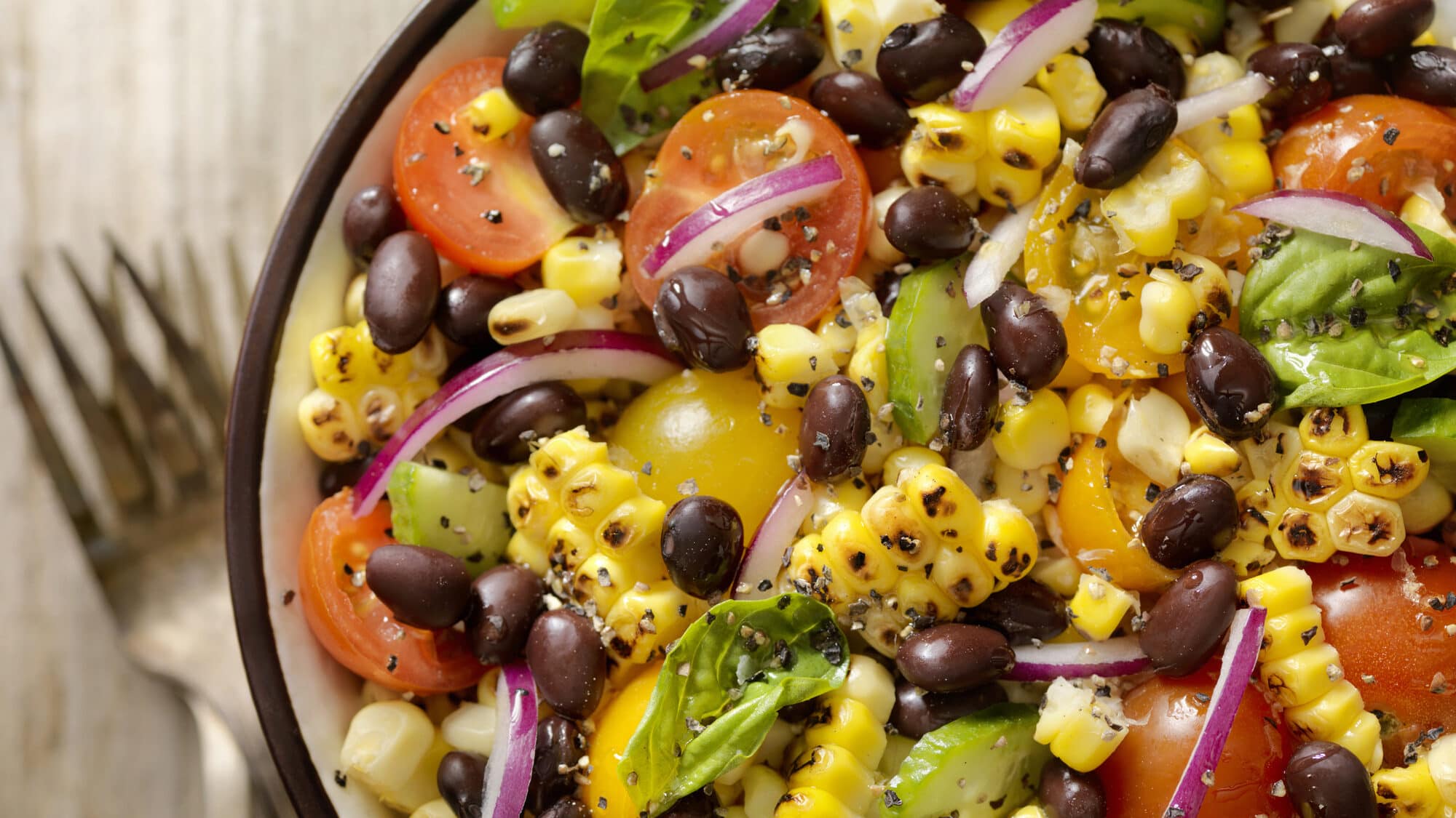 Veganer Maissalat mit Kidneybohnen, Tomaten und Zwiebeln