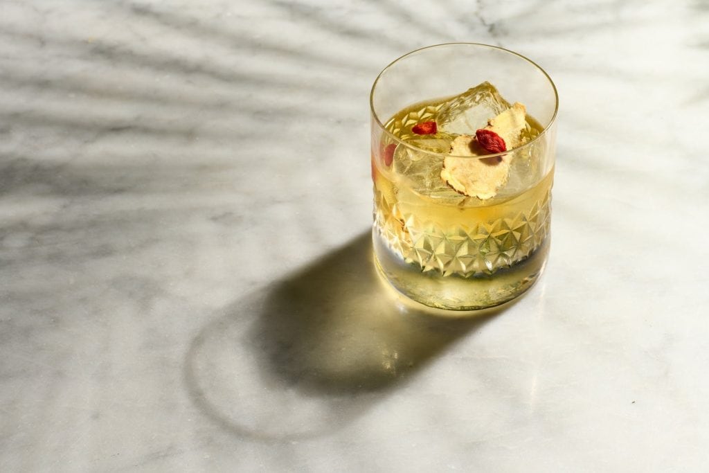 Ein Whiskeyglas mit Shrub und Eiswürfeln