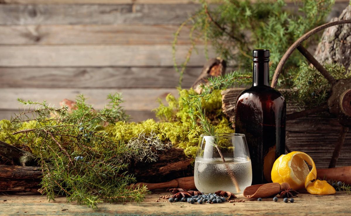 Alkoholfreier Gin mit Kräutern auf Holzunterlage