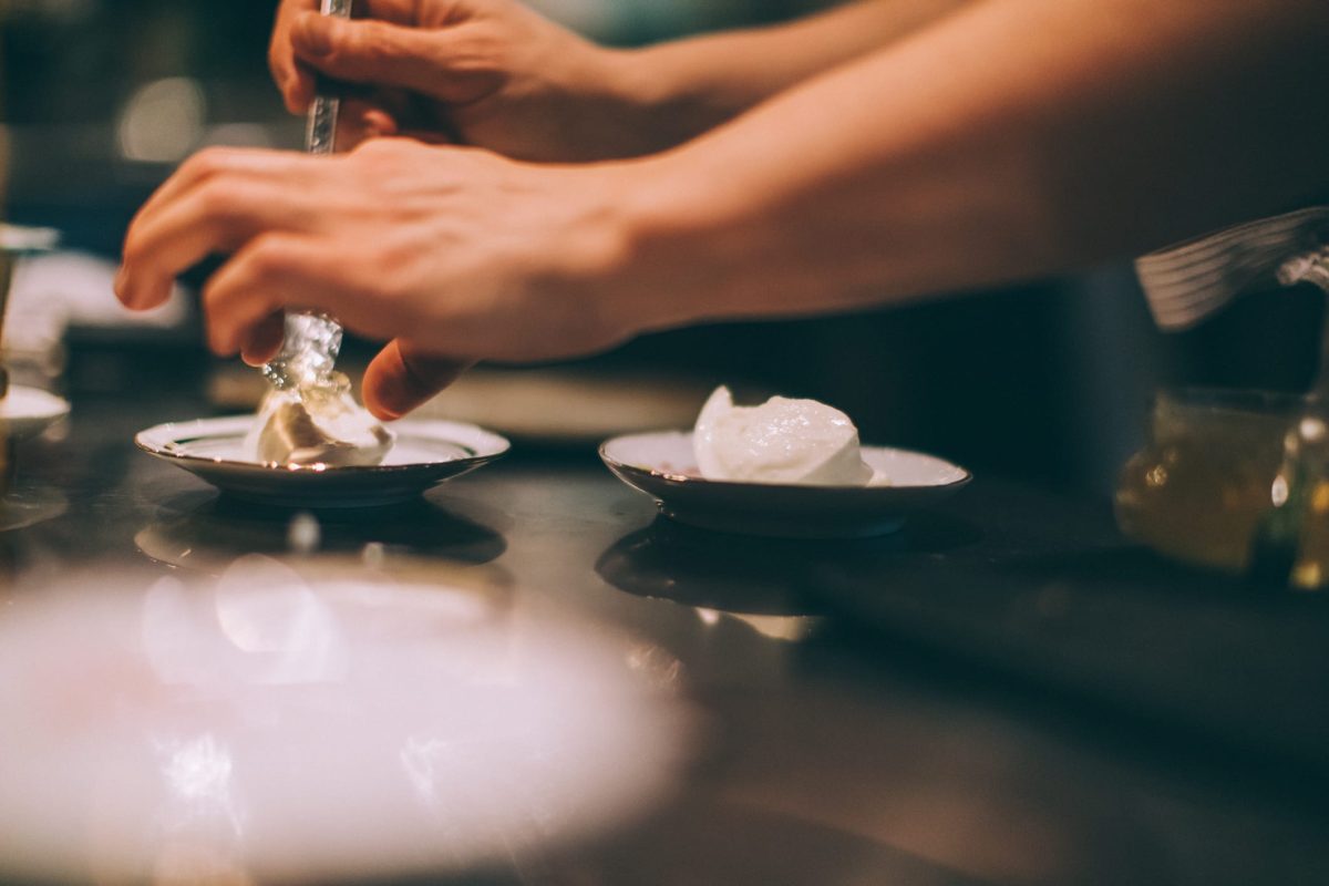 Beste Köchin der Welt 2021: Eine Köchin bereitet eine Vorspeise zu, nur ihre Hände sind zu sehen.