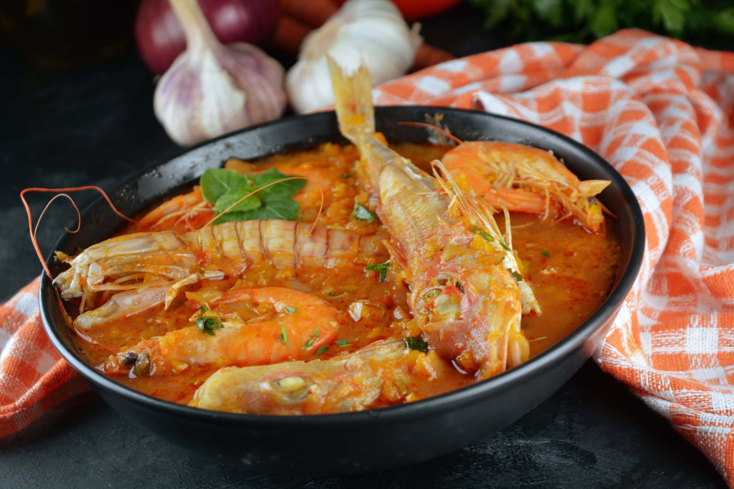 Der kroatische Fischeintopf Brudet ist angerichtet in einer Suppenschüssel.