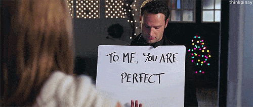 Mark zeigt ein Schild mit "To Me, You Are Perfect", aus dem FIlm Tatsächlich Liebe