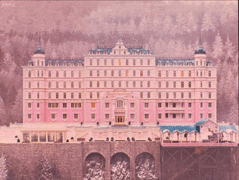 Ein Gif das das Grand Budapest Hotel aus Wes Andersons Film mit Schnee zeigt.