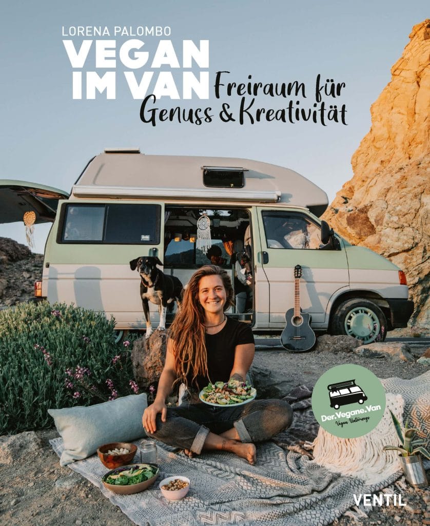 Das Buchcover von "Vegan im Van", auf dem Autorin Lorena auf einer Decke vor ihrem Van sitzt und einen Teller inder Hand hält.