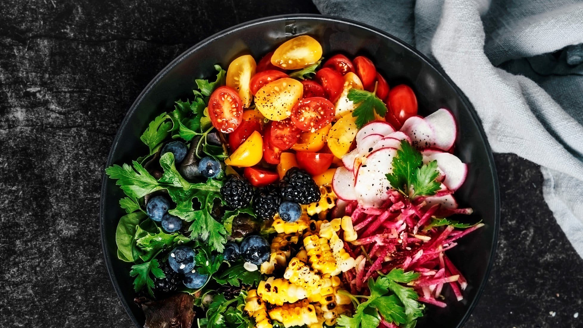 vegane Bowl mit viel Obst und Gemüse