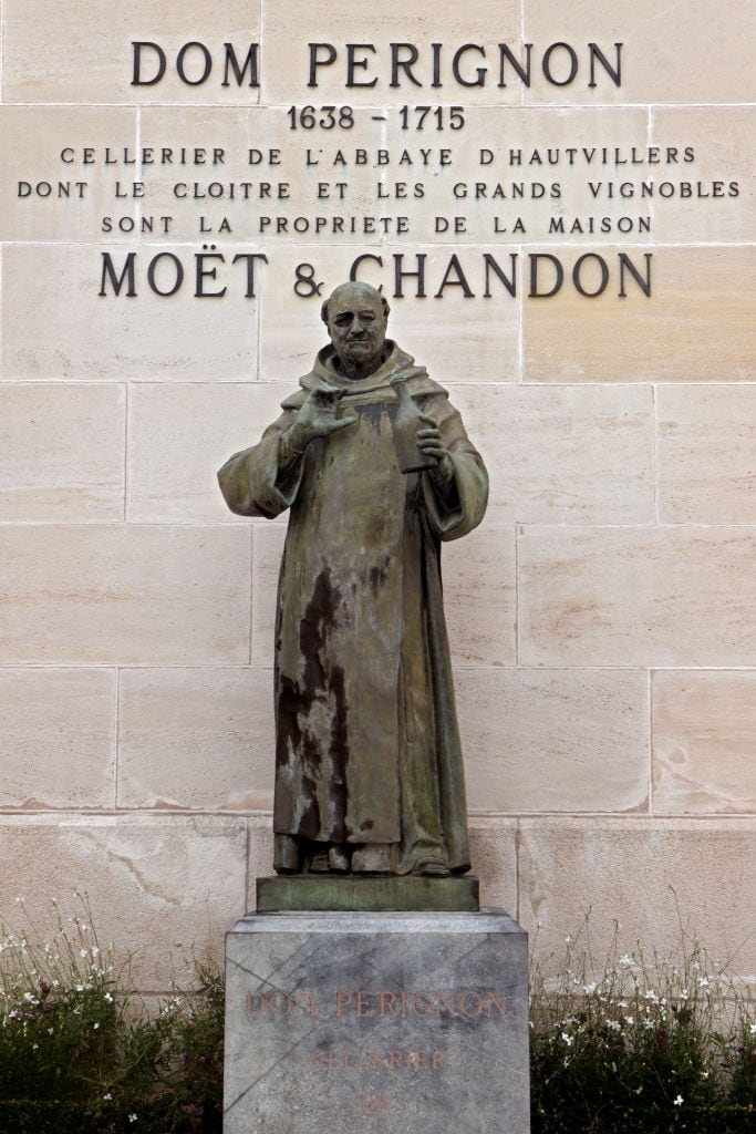 Auf dem Bild ist eine Statue des französischen Mönchs Dom Perignon, der den Champagner erfunden haben soll. Zwischen Champagner, Sekt und Cava gibt es Unterschiede.