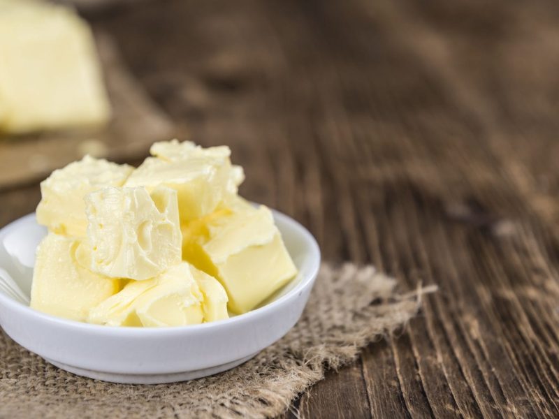 Auf einem kleinen Teller liegen mehre Stückchen Butter. Diese werden für das montieren einer Sauce verwendet.