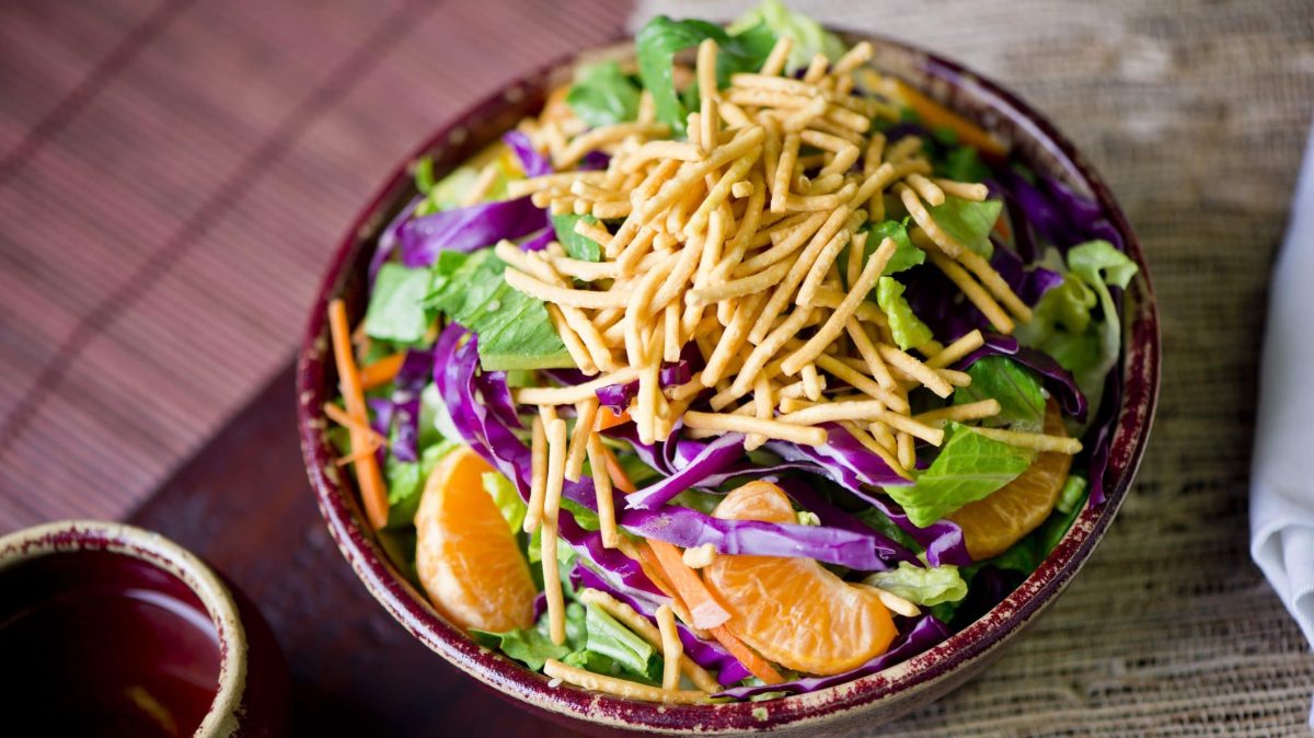 Unser Chinese Mandarin Salad steht in einer Schüssel angerichtet auf dem Tisch.