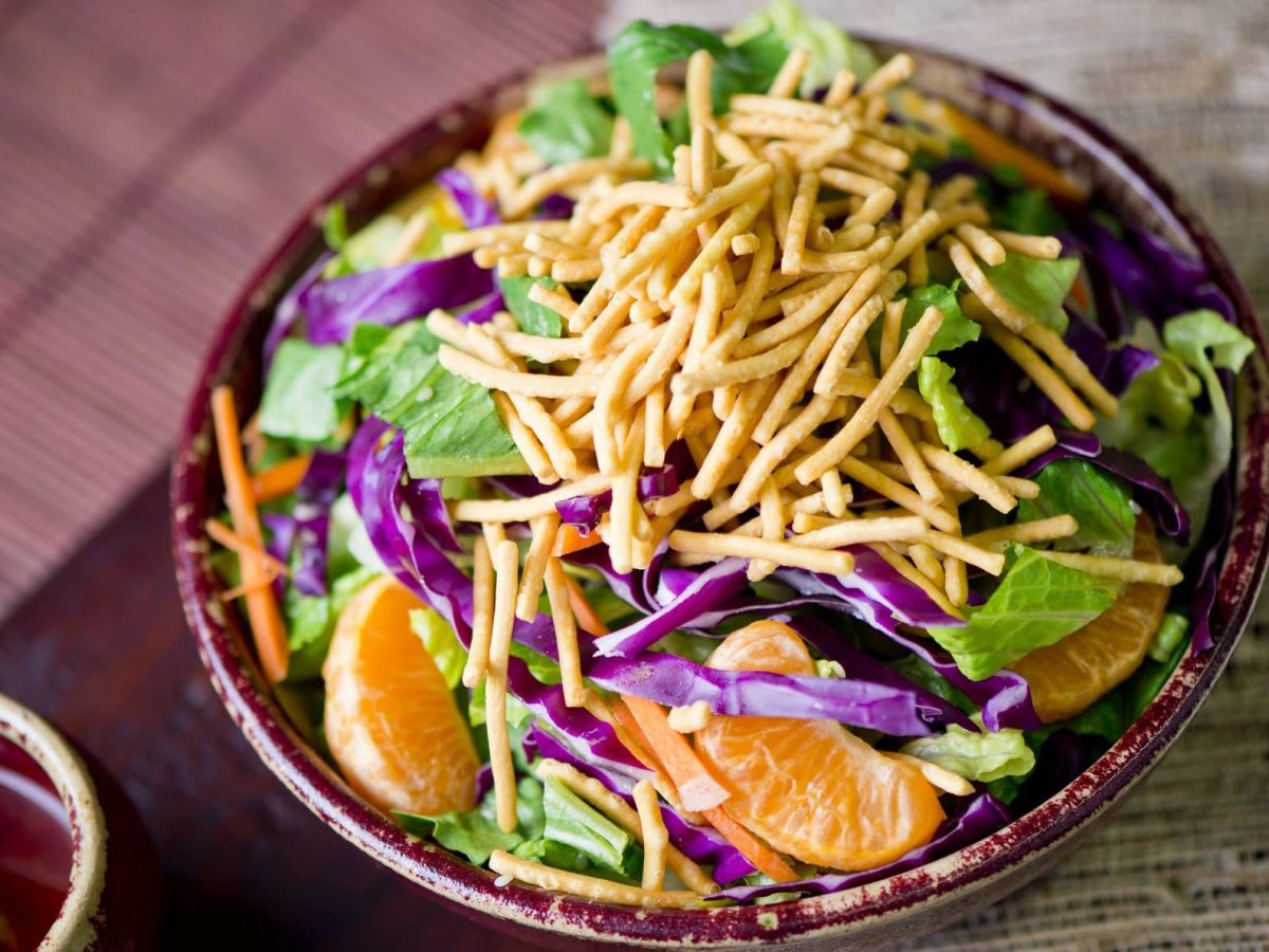 Unser Chinese Mandarin Salad steht in einer Schüssel angerichtet auf dem Tisch.