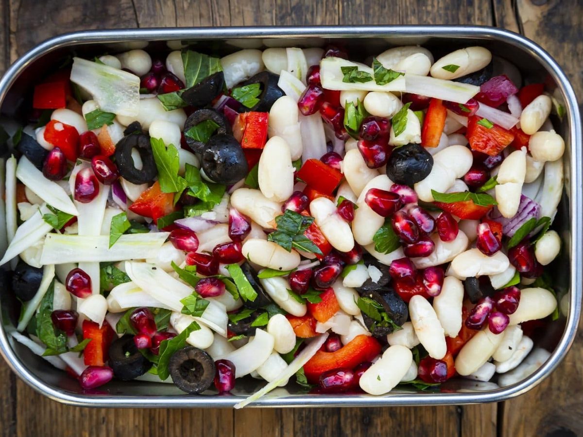 In einer Metalldose ohne Deckel ist ein Cannellini-Salat. Eshandelt sich um weiße Bohnen mit viel Gemüse.
