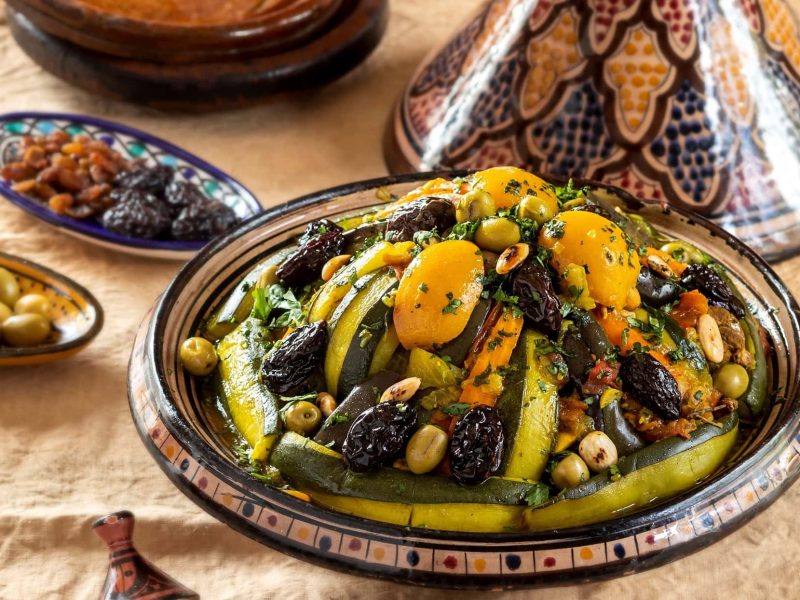 80 mediterrane Klassiker, die du gekocht haben musst: Ein Gericht in einer Tagine.