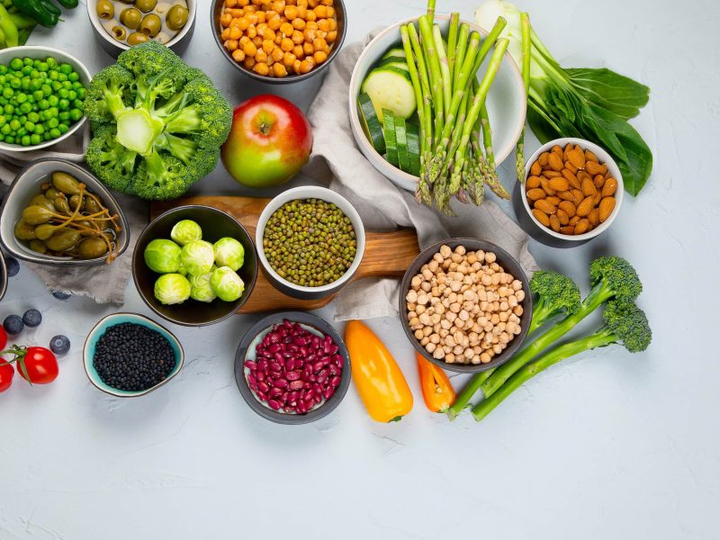 Obst, Gemüse und Nüsse, die kritische Nährstoffe veganer Ernährung liefern.