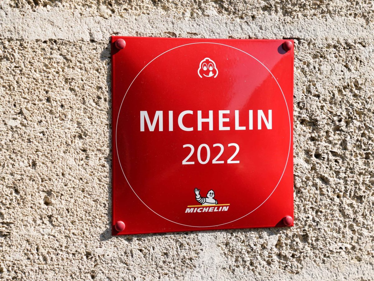 Michelin Schild auf Steinhintergund.