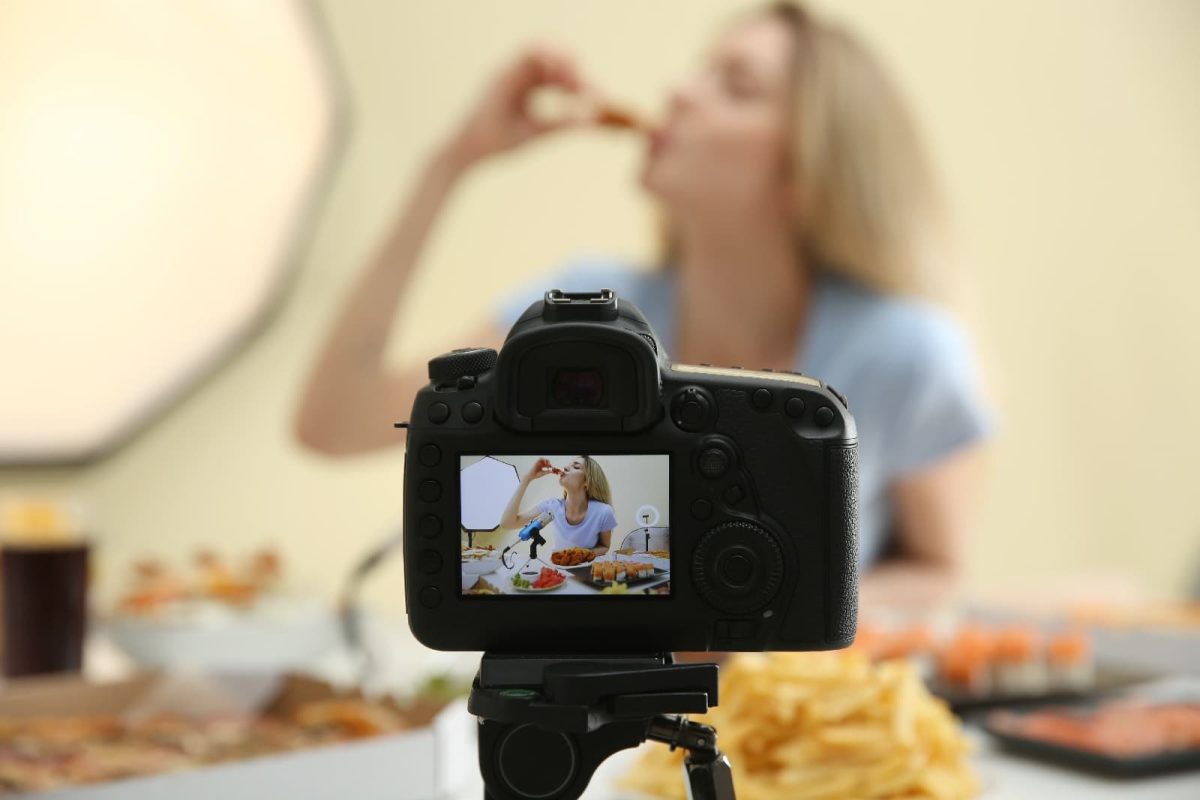 Blonde Frau beim ASMR Eating isst ein Stück Pizza und filmt sich dabei
