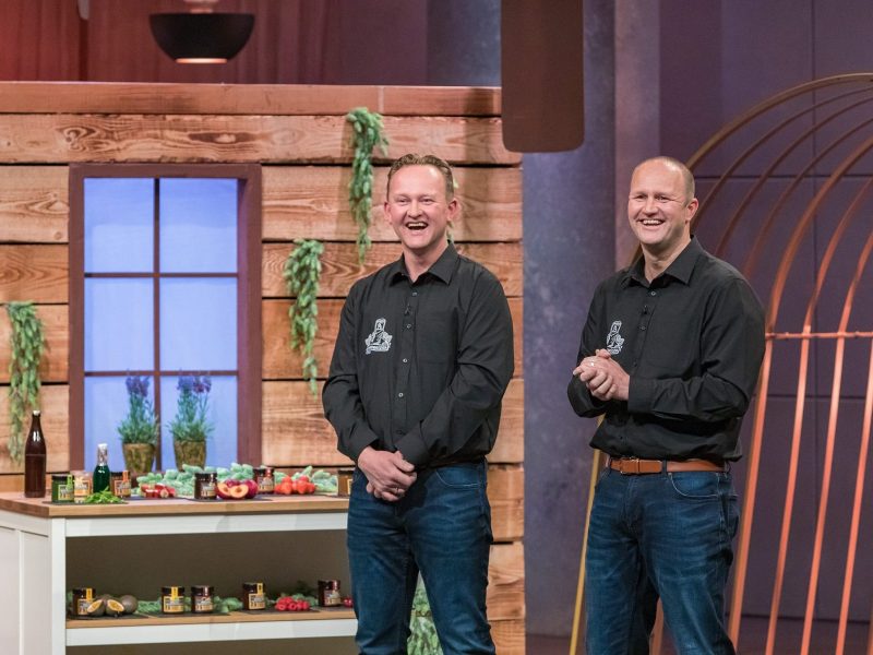 Zwei lachende Männer präsentieren in einem TV-Studio ihr Start-up und Produkt mit Namen Bierfrüchtchen.