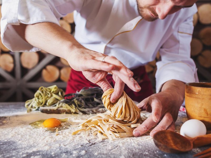 True Italian Food Festival: Ein Koch bereitet frisch gemachte Linguine zu.