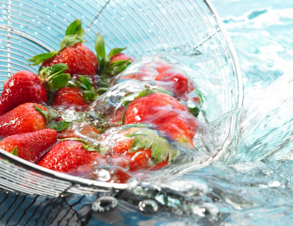 Erdbeeren werden in einem Sieb gewaschen