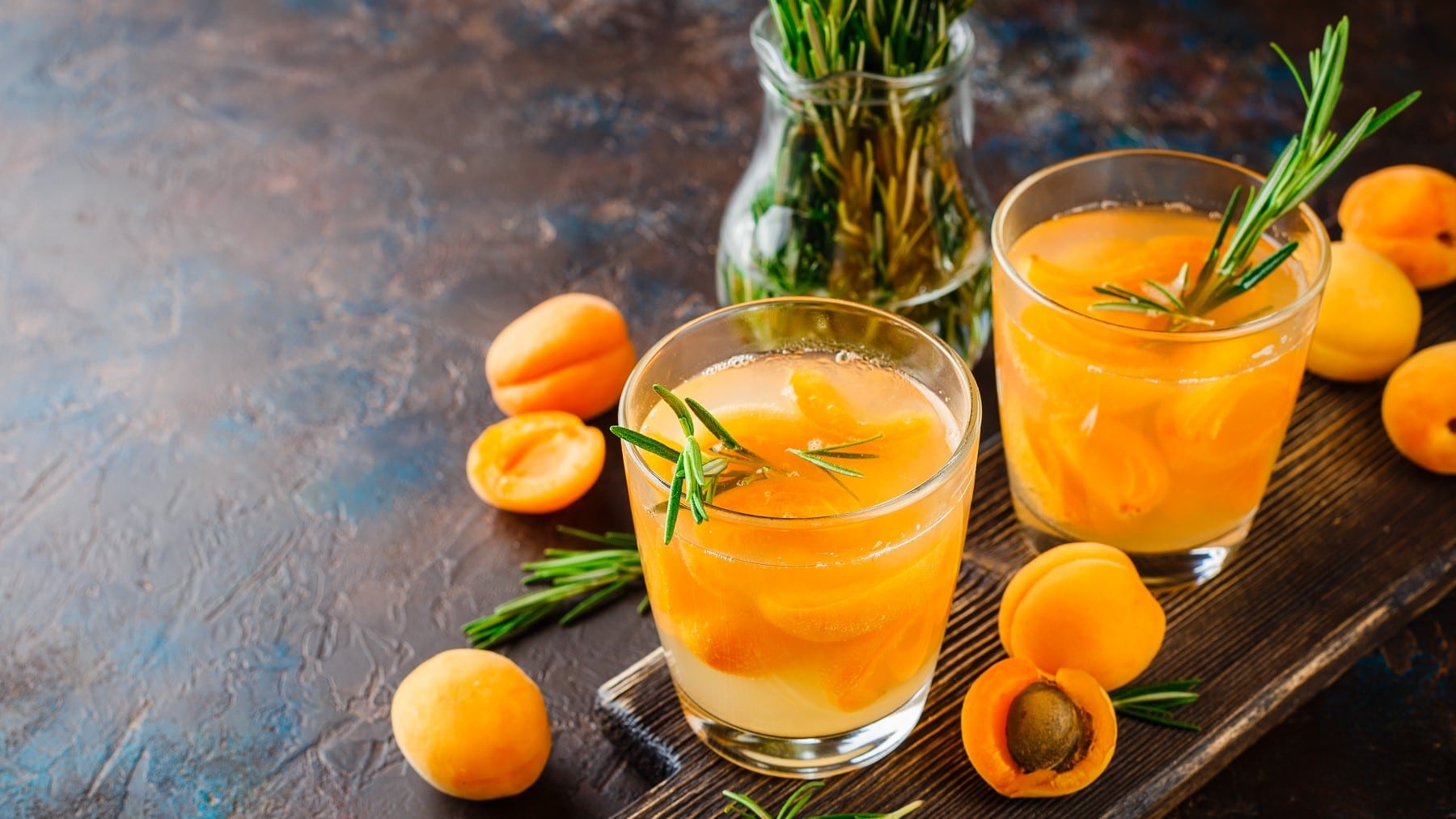 Aprikosen-Cocktail mit Rosmarin – ein Sommerhit! - EAT CLUB