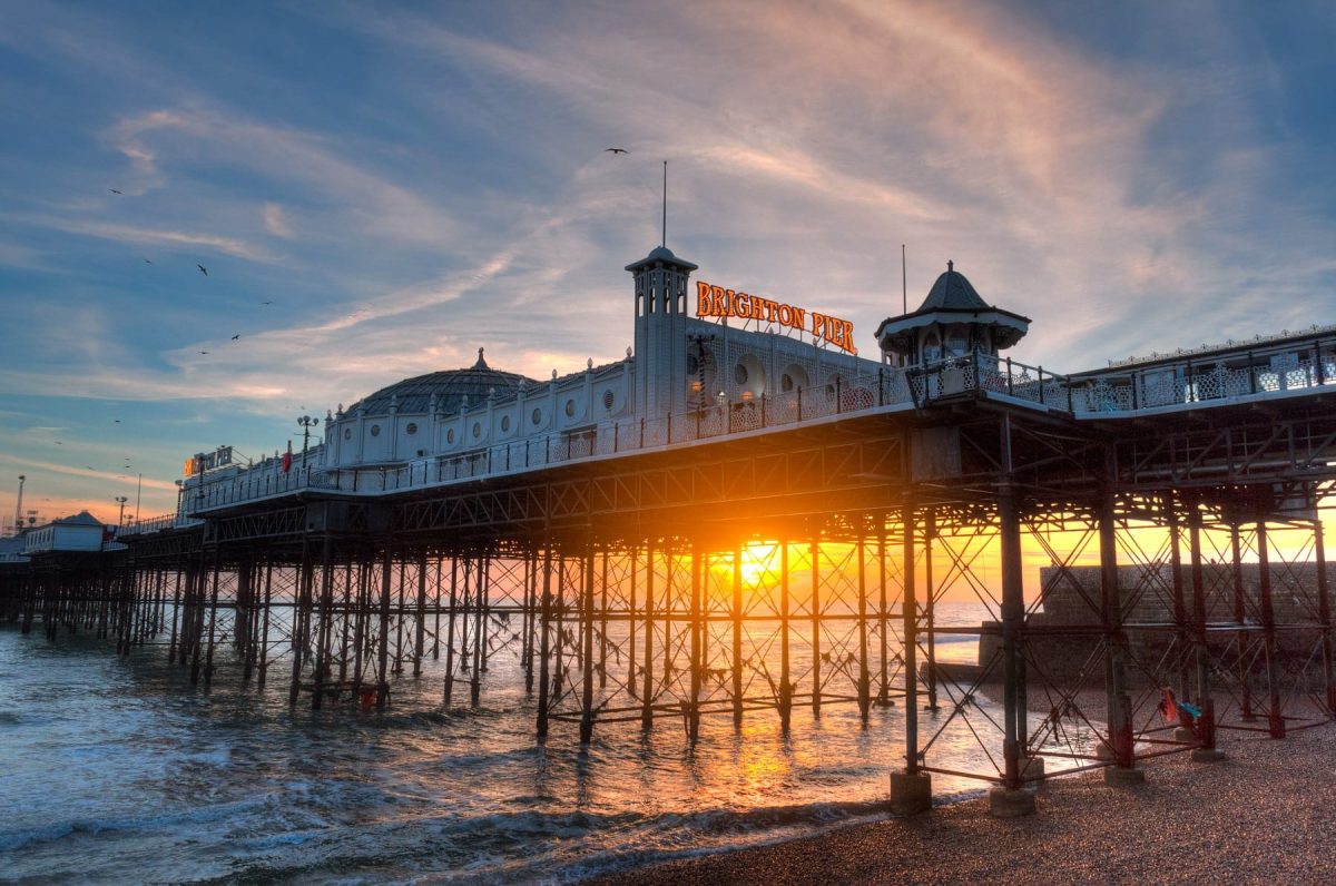 Das Brighton Pier im Sonnenuntergang in der neuen veganen Welthauptstadt Brighton