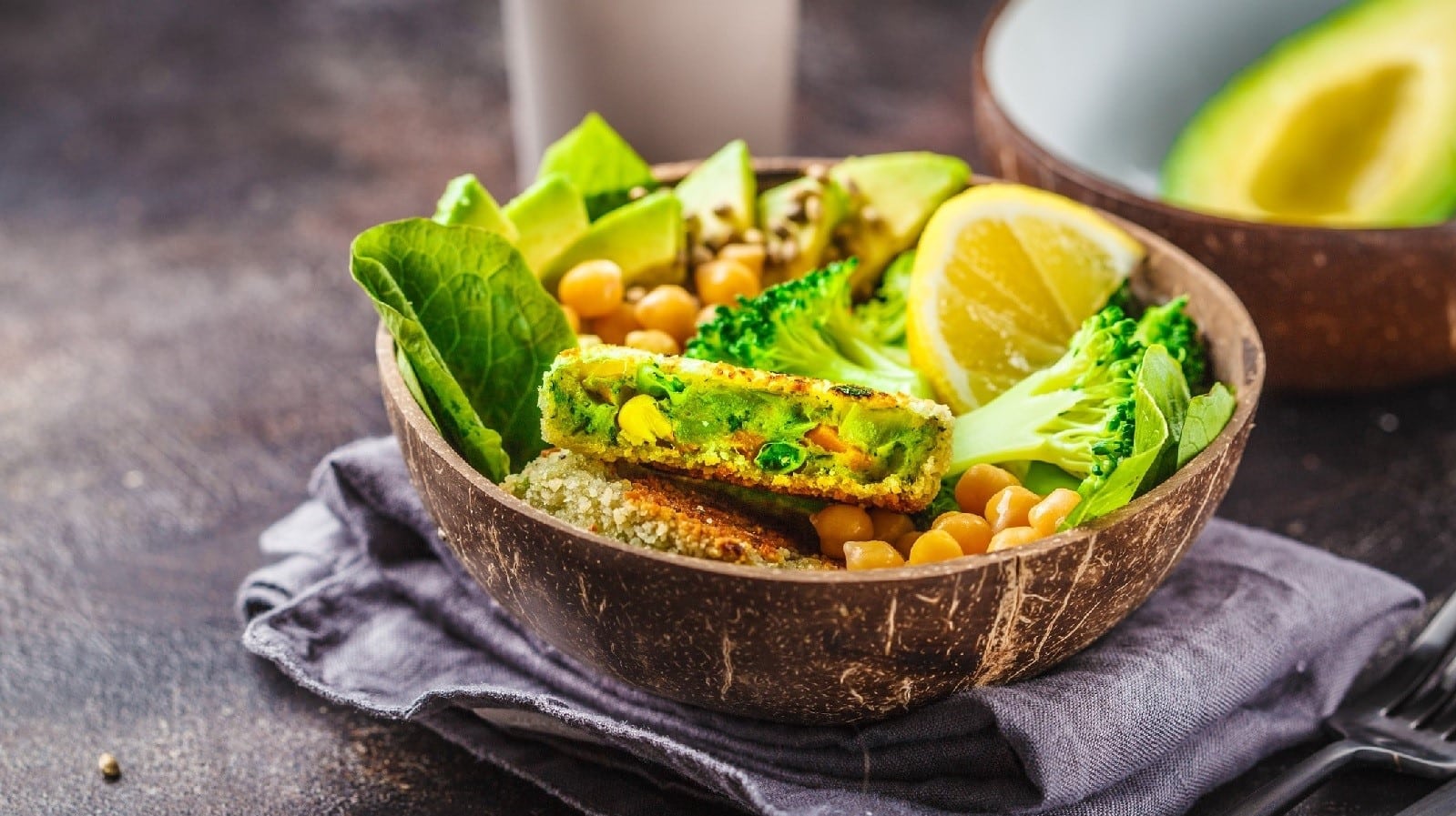 Vegane Gemüse-Pattys mit Salat-Bowl