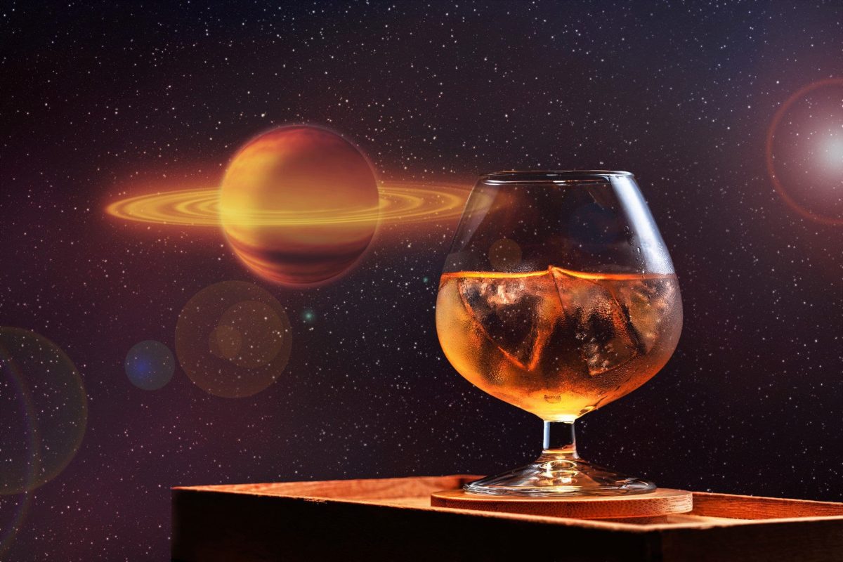 Zum World Whisky Day ein Glas Whisky auf Holzempore vor Weltraum-Hintergrund. Frontalansinst