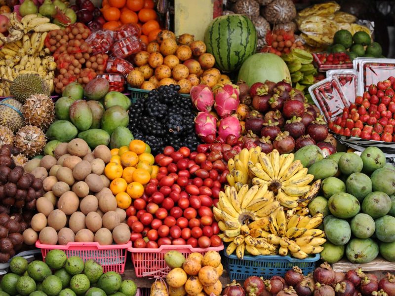 Ein Obststand in Indonesien mit exotischen Früchten.