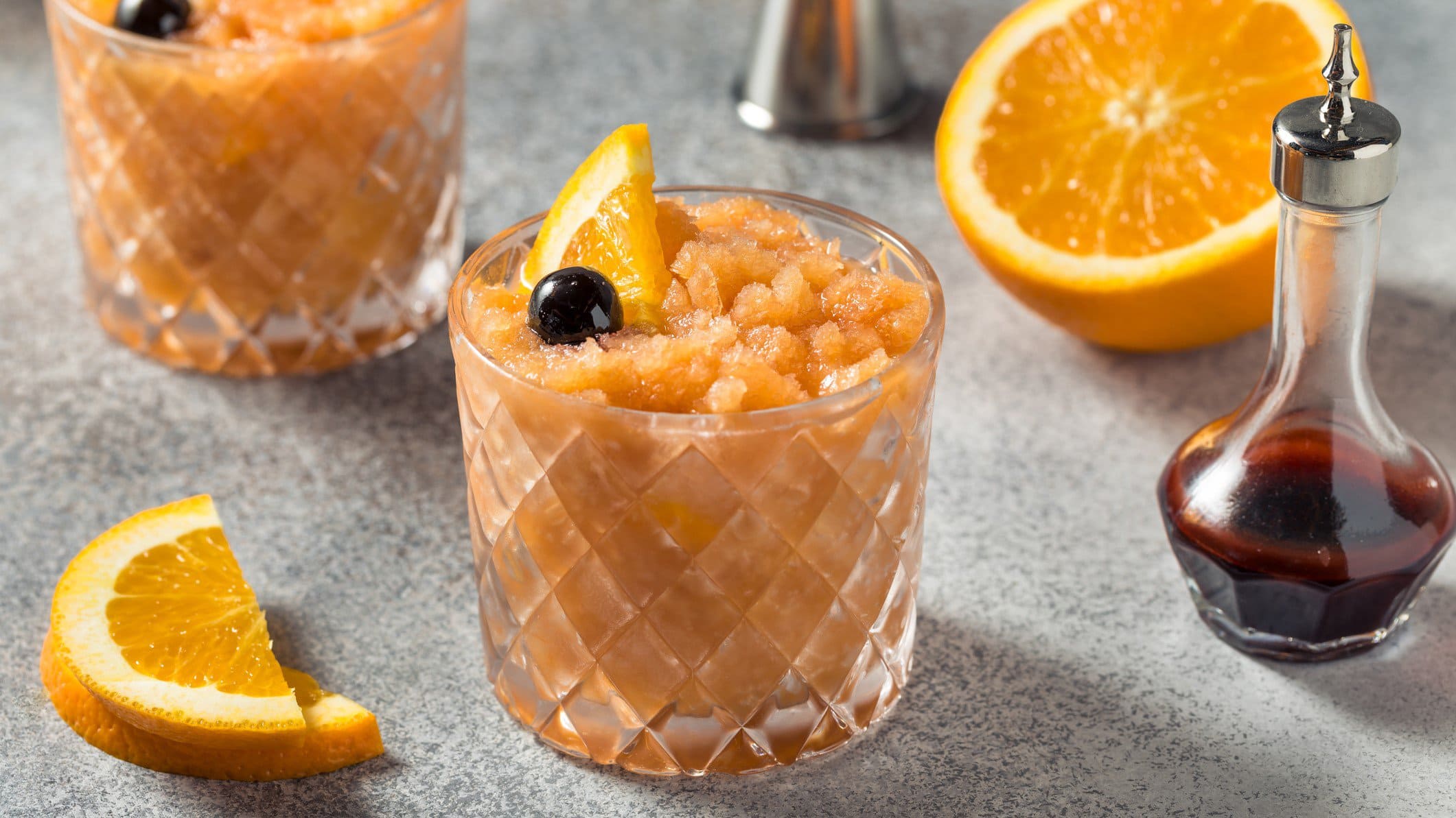Old Fashioned Slushie in einem Glas mit Orangen