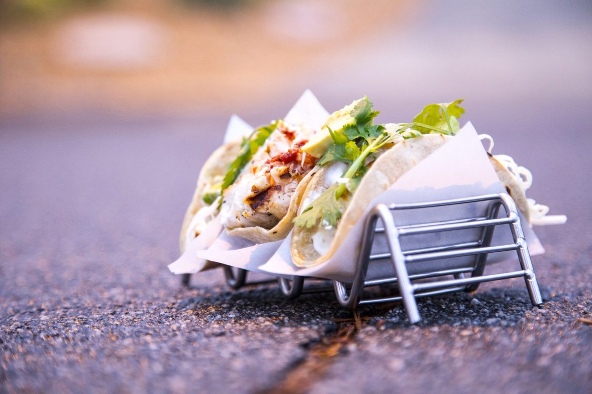 lateinamerikanisches Wochenende in Köln: ein kleiner Metallständer mit Tacos steht auf einer Straße