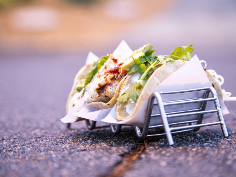 lateinamerikanisches Wochenende in Köln: ein kleiner Metallständer mit Tacos steht auf einer Straße