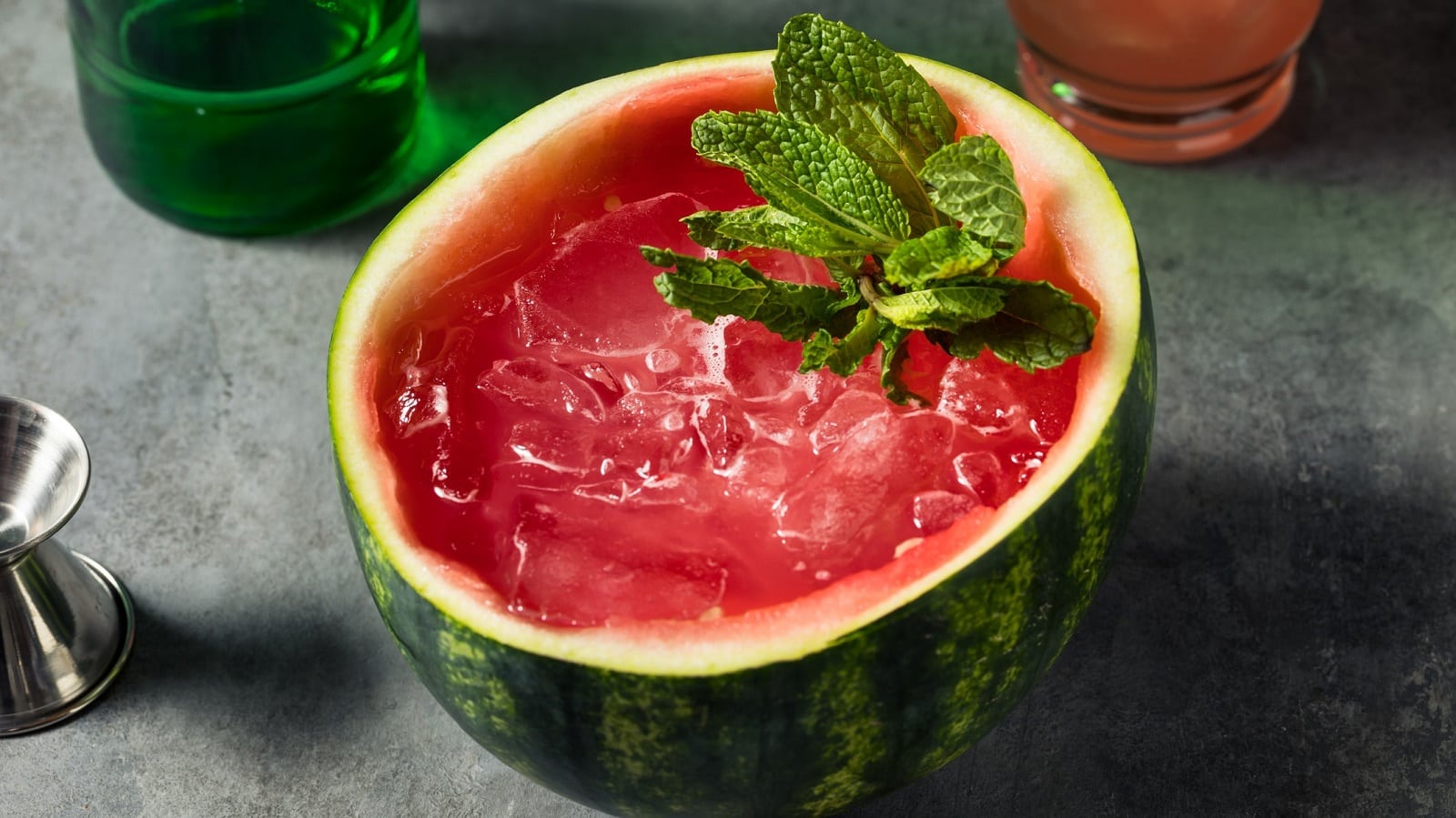 Wassermelonen-Soju-Cocktail in der ganzen Wassermelone