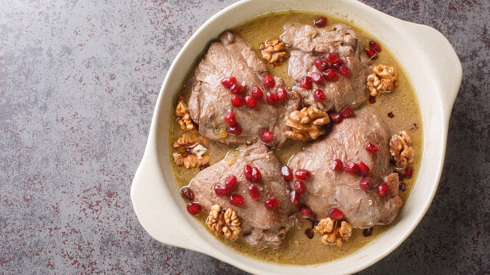 Fesenjan: So geht persisch geschmortes Hähnchen mit Granatapfel - EAT CLUB