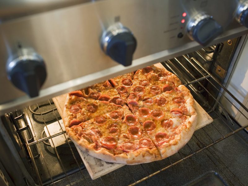 TK-Pizza wird aus dem Ofen genommen