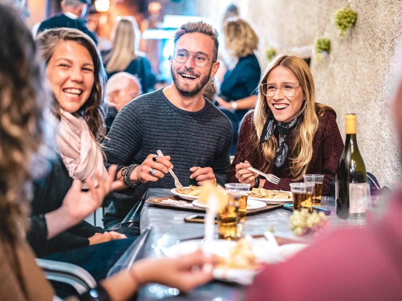 Berlin Food Week: eine Gruppe von Freunden sitzt an einem gedeckten Tisch.