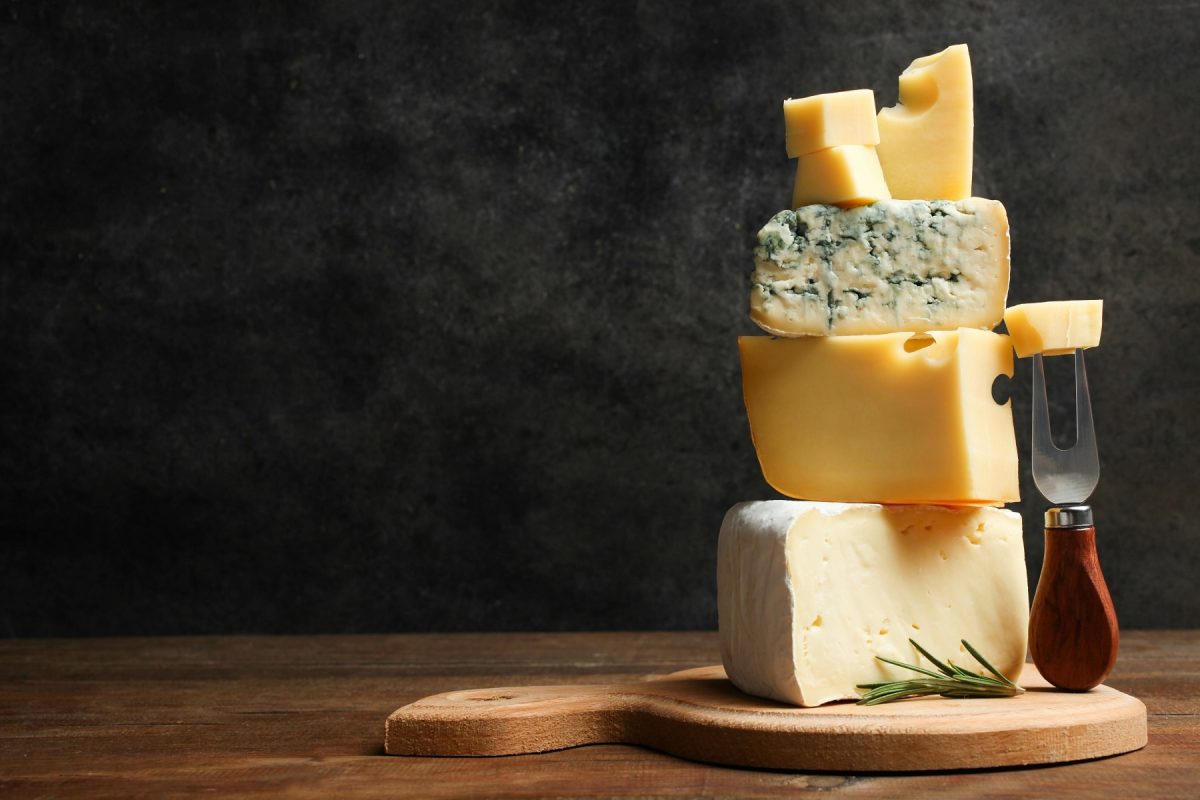 Cheese Berlin: Ein Stapel verschiedener Käsesorten auf einem Käsebrett.
