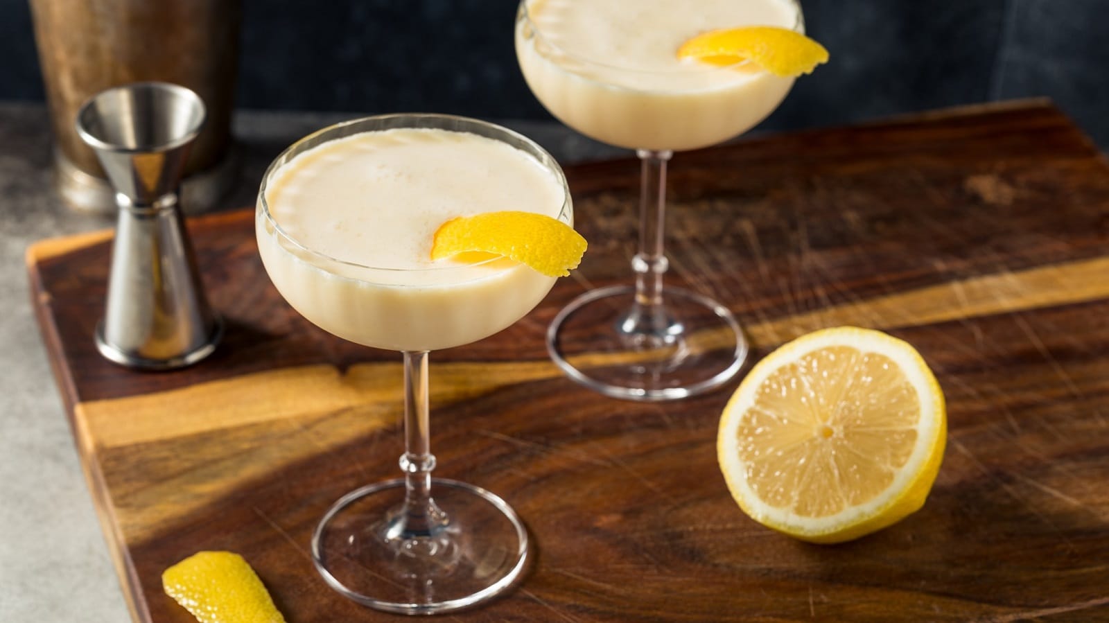 Zwei Martini-Gläser mit Canary Flip auf einem Holzbrett.