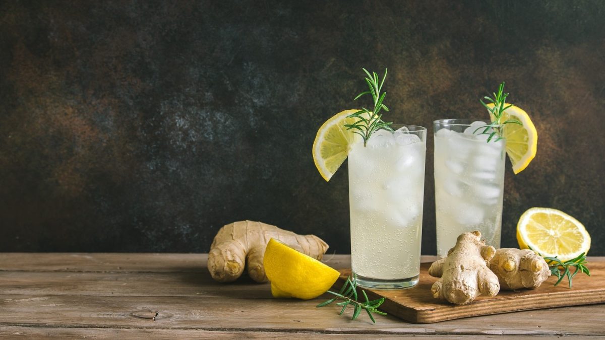 Zwei Ginger Rogers Cocktails neben frischer Zitrone und Ingwer