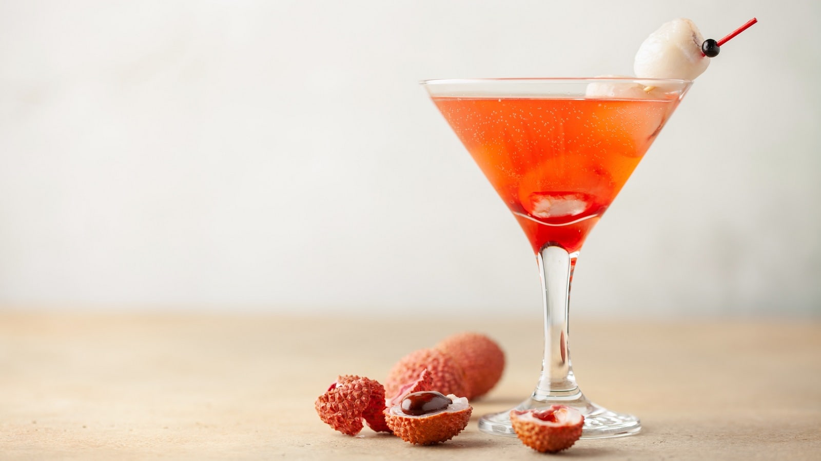 Ein Martiniglas mit einem Red Ruby Martini.